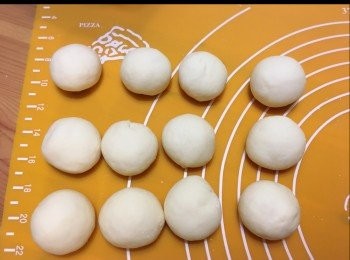 step1: 將已發酵的麵團分成12個18g小麵團及1個150g大麵團，用保鮮紙蓋住待用。