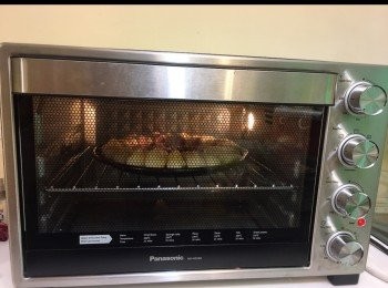 step14: 預熱焗爐，放入中層以180度焗25-30 分鐘，若批邊色澤未夠金黃，取出抹多次蛋液，放上高層焗多5分鐘，即成。（各爐溫不同自行調教）