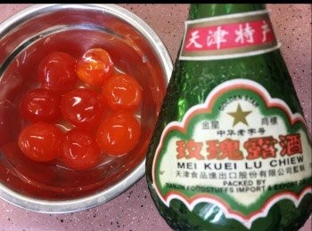 step1: 咸蛋4隻，剝殻用玫瑰露酒 12ml拌勻，待片刻後蛋白被酒分解,用紙。
抺乾,將每隻鹹蛋切四份後，放上已有牛油紙的烤盤上，焗150度焗6mins,取出代涼備用。（包鹹蛋份量隨自己喜歡）
