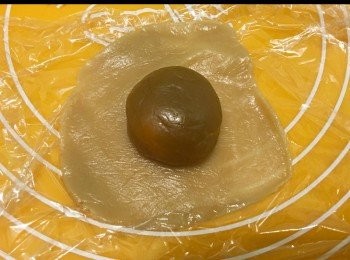 step7: 放上白蓮蓉餡