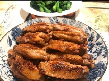 step3: 抹乾淨煎pan，下砂糖，中小火煮至焦黃色。
下<a href="https://bit.ly/3zHU5V3" target="_blank" data-keyword="雞翼" class="guide-link"><strong>雞翼</strong></a> <span style="display:inline-block;vertical-align:middle;margin-top:-3px;color:initial;border-radius:3px;padding:2px 3px;font-size:12px;line-height:14px;background:#87d300;color:#fff;">即買</span> 快手炒匀，讓<a href="https://bit.ly/3zHU5V3" target="_blank" data-keyword="雞翼" class="guide-link"><strong>雞翼</strong></a> <span style="display:inline-block;vertical-align:middle;margin-top:-3px;color:initial;border-radius:3px;padding:2px 3px;font-size:12px;line-height:14px;background:#87d300;color:#fff;">即買</span> 沾上焦糖，熄火，上碟。