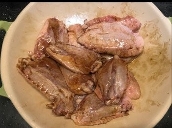 step1: 用<span class="group_2">醃料</span>醃<a href="https://bit.ly/3zHU5V3" target="_blank" data-keyword="雞翼" class="guide-link"><strong>雞翼</strong></a> <span style="display:inline-block;vertical-align:middle;margin-top:-3px;color:initial;border-radius:3px;padding:2px 3px;font-size:12px;line-height:14px;background:#87d300;color:#fff;">即買</span> 約15-20分鐘。