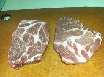 step2: 豚肉扒室温解凍，洗淨，用廚房紙抹乾水份，加入柚子味噌1湯匙、黃糖1茶匙及味醂1湯匙醃約15分鐘，備用。