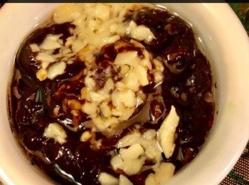 step5: 蒜頭2瓣。蒜蓉豆豉2湯匙。薑2片。清雞湯 1/2杯。清水1/2杯。生抽1湯匙。糖 1茶匙。米酒1 湯匙。
植物油3湯匙。少許鹽，用作醃苦瓜。另： 生粉水2湯匙。