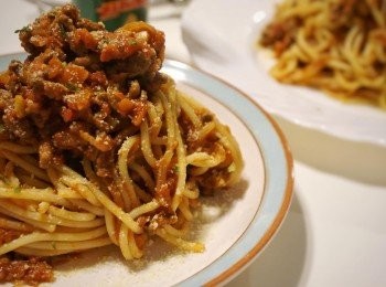 step7: 將意粉加入番茄醬中拌勻，以鹽和黑胡椒調味後即可食用