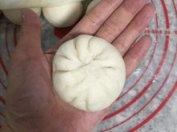 step15: 像包包子一樣的將芋泥包起來，收口一定要捏緊；略整圓後收口朝下放在不沾紙上，排入蒸籠；