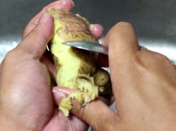 step2: 不同的地方, 不同的家庭, 對<span class="group_1">食材</span>處理, 都會有著不同的處理細節。
首先, 老薑先清洗乾淨, 洗去沙土, 再用湯匙或小刀把薑皮刮去。原塊或切大塊, 用刀身把它拍鬆, 備用。
蔥, 打上蔥結,  備用。