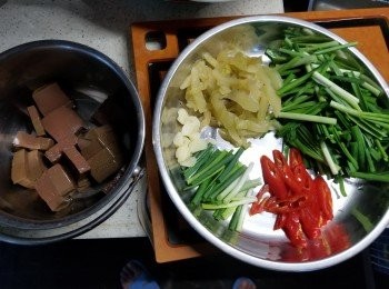 step4: 再預備好其他材料:甜酸菜100g切條略浸一浸水,1條長紅椒洗淨鈄切片,2條蔥洗淨切段,韭菜4兩洗淨切段,蒜頭3粒切片(再預備定<span class="group_2">調味料</span>中80g水,加1茶匙砂糖,1茶匙雞粉,1/4茶匙鹽拌勻待用)