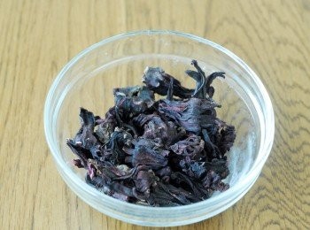 step1: 將洛神花乾用水沖一沖
