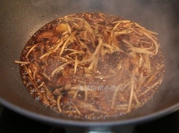 step4: (4)	最後加入汁料，用生粉水打茨汁即成