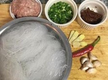 step1: 冬粉用溫熱水泡開（水溫約為洗澡水再熱ㄧ點）；蔥洗淨擦乾切成蔥花；