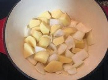 step7: 深鍋中放入少許油炒香洋蔥後，放入馬玲薯拌炒；