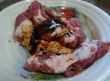 step2: 豬肉洗淨，抹乾，用醃（1） 醃1小時 ； 令肉有底味。