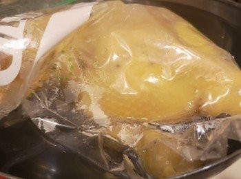 step5: 雞放入密實袋封口，放入冰水過冷過。