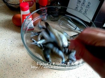 step2: 抹乾水份放入大碗內 , 加少許鹽及胡椒粉拌勻靜待30分鐘