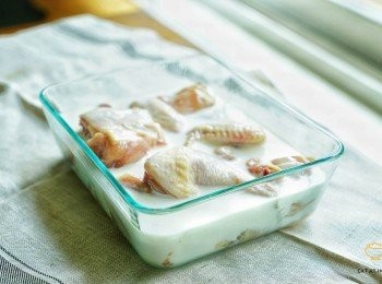 step1: 在一個容器或保鮮密實袋內，放入雞件及牛奶放回冰箱，讓雞件浸3小時或過夜，這個步驟可以令雞件更加軟淋。