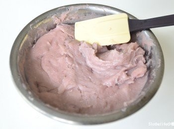 step1: 芋頭去皮洗淨、切塊，用一杯水放鍋外蒸煮至熟爛，若不夠爛則再蒸一次，蒸完可悶20分鐘，確保可壓成泥。蒸好後，拌入細砂糖、無鹽奶油。