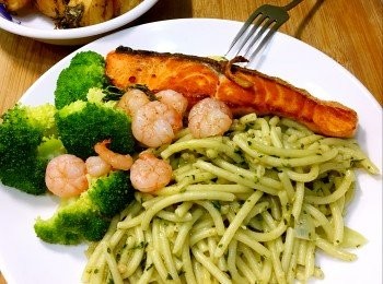 step9: 倒入乾淨玻璃瓶內，約八分滿，最上層倒入足量橄欖油 (份量外），隔絕空氣防止醬料變色，蓋上蓋子，放入冰箱冷藏，一週內使用完畢！ 也可分裝冷凍保存較久！