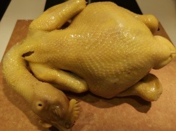 step7: 雞過冷過後斬件鋪在碟上。