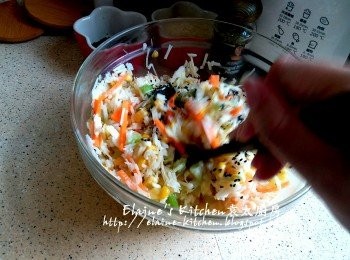 step6: 10分鐘後加入黑芝麻再拌勻 , 蓋上蓋保鮮紙放入冰箱冷藏1小時