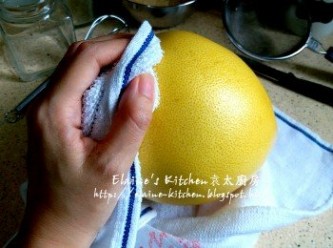 step1: 金柚放入大碗內 , 加鹽及水沖洗金柚表面 , 用毛巾抹乾水份