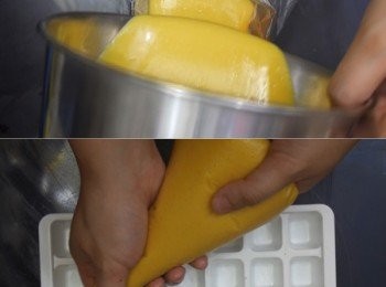 step6: 之後入擠花袋，擠滿製冰格後，入冰箱雪一晚