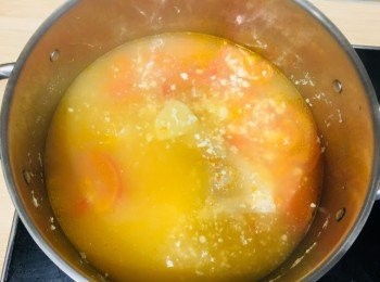 step9: 煲滾開水，加入所有材料，可剪開豆腐盒，加入豆腐醉，大火燒至水開，轉中火，煲1.5至2小時，加適量的鹽調味即成。