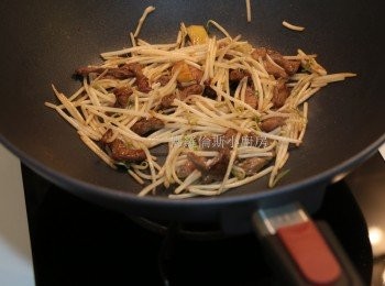 step3: (3)	汁料：爆香薑及蒜加入肉絲略炒再加芽銀快炒後贊酒