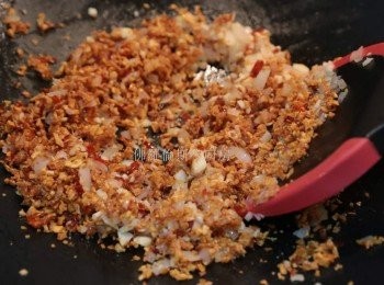 step2: 同鑊爆香、蒜蓉、乾蔥及洋蔥，加入一半炸蒜炸椒快炒
