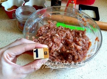 step3: 醃左1小時的豬肉碎蓋上保鮮紙放入雪櫃下層靜待一晚