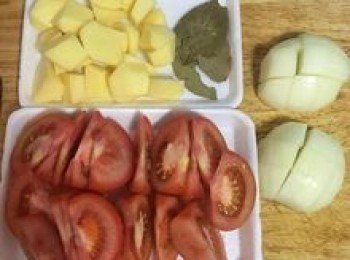 step4: 可趁煮高湯時把牛蕃茄對切去蒂後，切塊狀；馬玲薯去皮切小塊；洋蔥切塊備用；