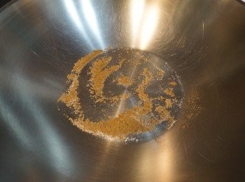 step2: 白鑊將調味料炒至有香味後倒出備用