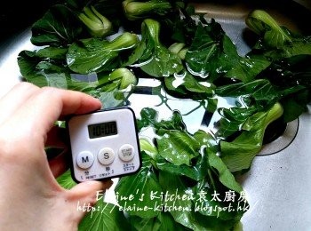 step3: 小棠菜加少許鹽浸過面10分鐘