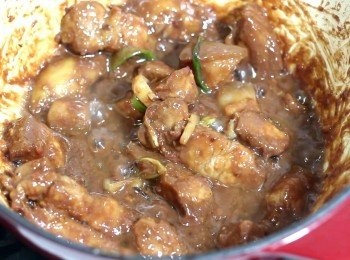 step10: 同樣的, 醬料需燒一會, 燒出香氣。
用大炒鍋做的話, 可以先把肉移至一邊, 用另一邊爆香醬料。