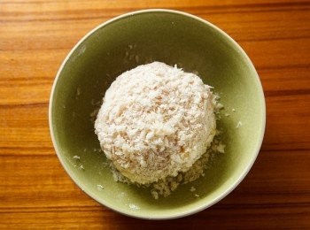 step5: 沾裹後的雞肉再一次放進冷凍庫，冰15分鐘。