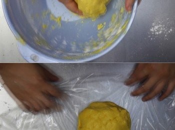 step16: 先用刮刀邊切邊拌，之後用手搓成糰