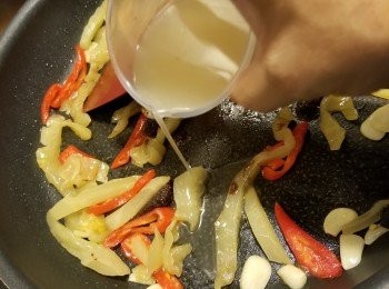 step8: 再加入己經拌勻的<span class="group_2">調味料</span>水