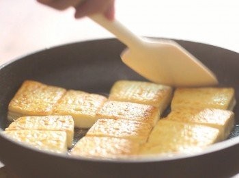 step1: 首先將豆腐煎至表面金黃。