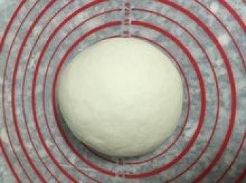 step8: 接著將麵糰揉到光滑後滾圓；