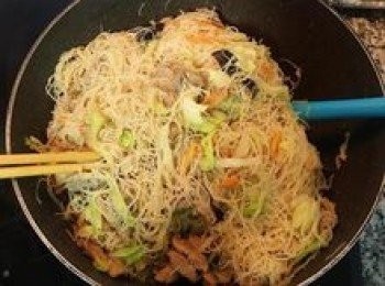 step11: 持續翻炊粉的動作，直到高湯完全被均勻的吸收；