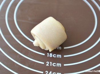 step9: 再將麵體捲起來，鬆弛15分鐘後，使用麵包刀（鋸齒狀）從中間切一半