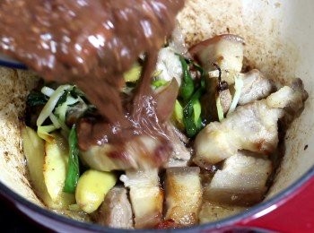 step9: 帶皮的五花肉, 在烹煮時容易發生油爆, 需小心。
至少看到了肉呈琥珀色及聞到肉香後才可放醬汁。這是能今豬皮釋放膠原的關鍵。就如同我們做滷肉飯一樣。