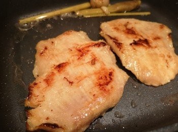 step4: 爆香香茅和乾蔥，然後煎香豬頸肉表面。