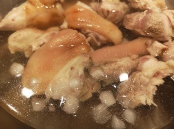 step5: 用油爆香蒜蓉和乾蔥蓉後，再將南乳和腐乳爆香，之後將豬手回鑊爆香, 再加香葉後略炒。