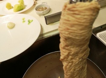 step2: 再將豬腸插入水喉排污。