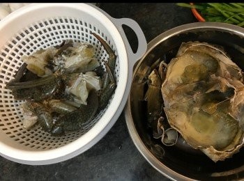 step2: 蟹洗淨備用。
瀝乾水份。
