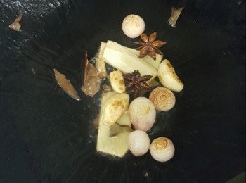 step2: 爆香料頭（薑片，蒜頭，乾䓤頭，八角，香葉）