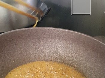 step16: 用筷子試糖，可拉出糖絲