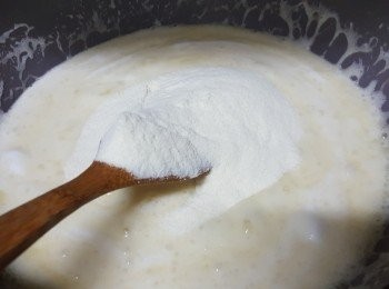step3: 將棉花糖細火煮溶，倒入奶粉混合至溶為一體