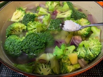 step5: 加入水及適量鹽。